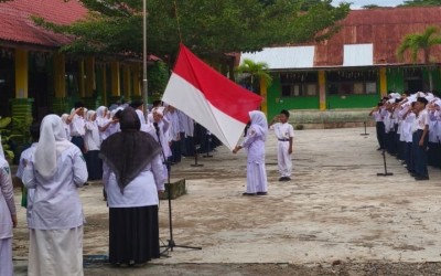 Analogi 'Botol Madu dan Kotoran', Bu Rumia Ingatkan Siswa MTsN 3 Aceh Timur Pentingnya Berbuat Baik