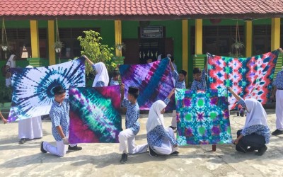 Siswa MTsN 3 Belajar Membuat Batik Ikat Celup