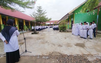 Amanat Pembina Upacara: Bu Zubaidah Tegaskan Adab Pondasi Utama Meraih Ilmu